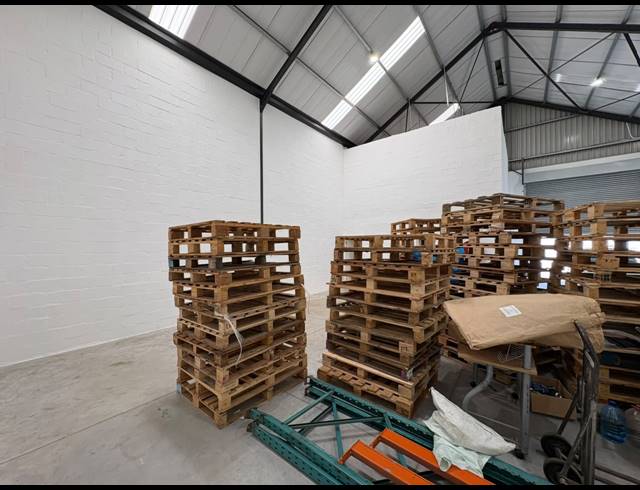 207M² WAREHOUSE TO LET IN FIRGROVE INDUSTRIAL ESTATE